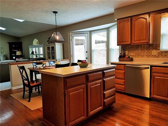 3rd image of 602 Harvester Dr