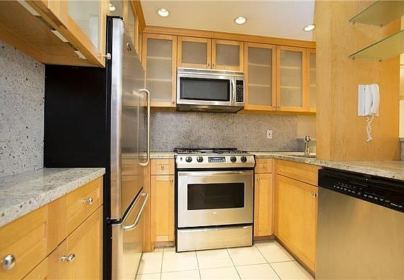 4th image of 150 E 56th St APT 4E