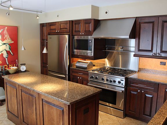 3rd image of 520 W Merri Oaks Rd