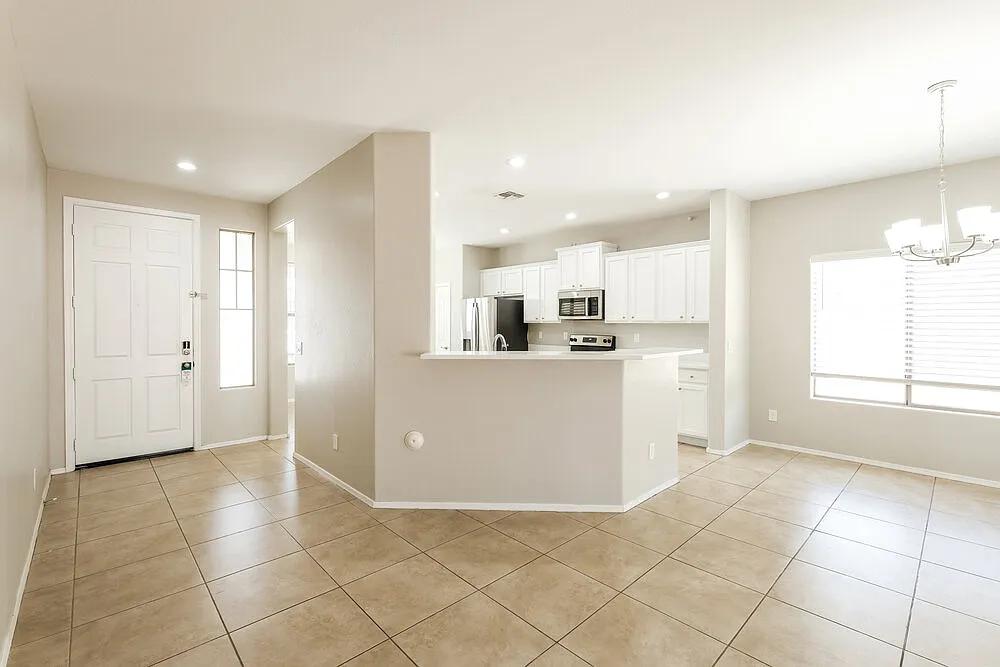 3 bed, 2.0 bath, 1710 sqft, $1,995 — Photo 4