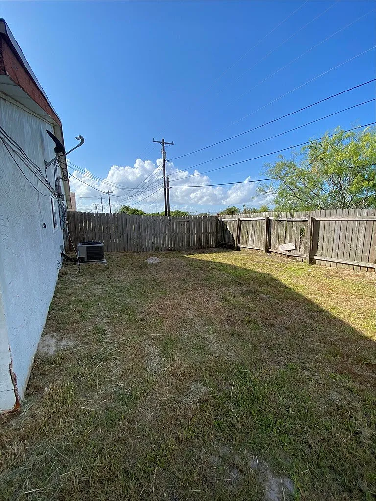 Building Photo - 317 Easy St #B