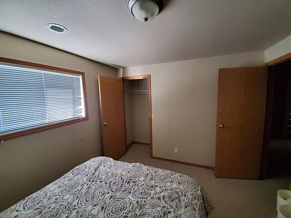 4th image of 9828 96th Ave #D