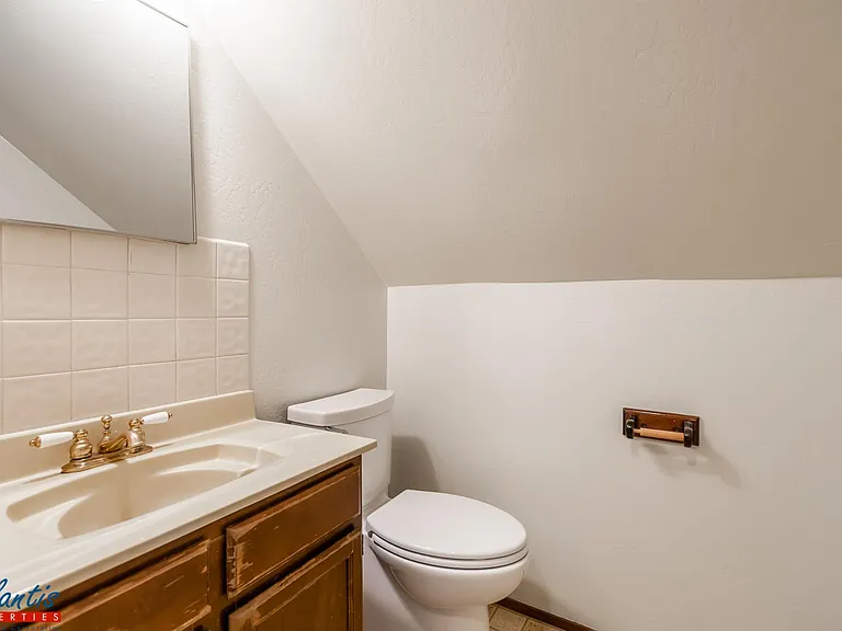 215 Topeka Ave — Photo 14