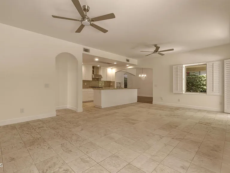 664 S Mansfield Ave — Photo 10