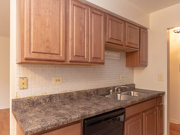 2nd image of 3160 N Cambridge Ave #D304
