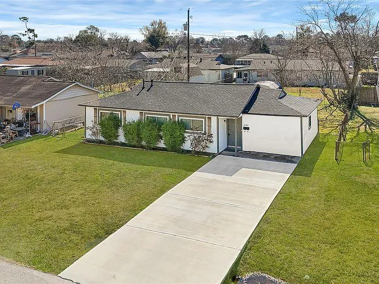 2126 Hillshire Dr — Photo 2