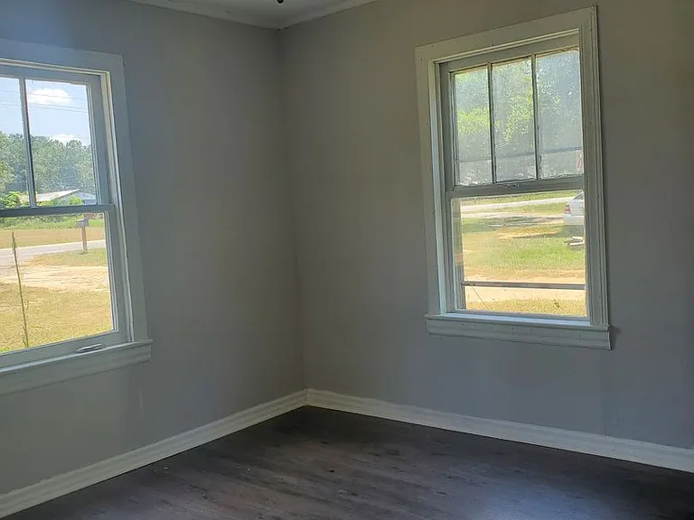 310 Savannah Ave — Photo 6