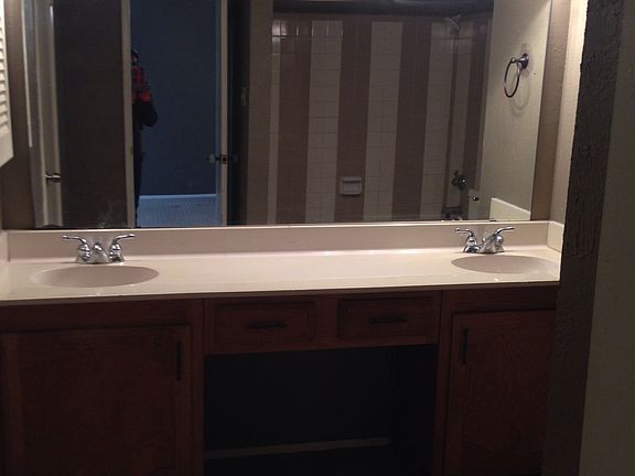 4th image of 860 Warwick Dr