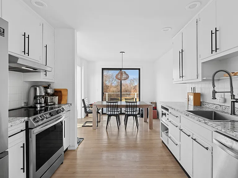 148 S Fairview Ave — Photo 4