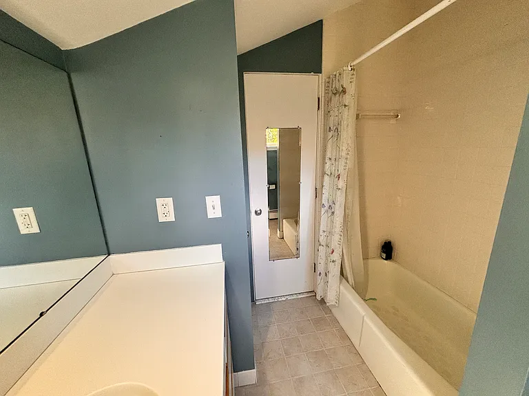 8 Bond St — Photo 19