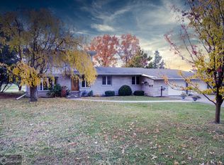 160 Golf Ln, Burlington, IA 52601