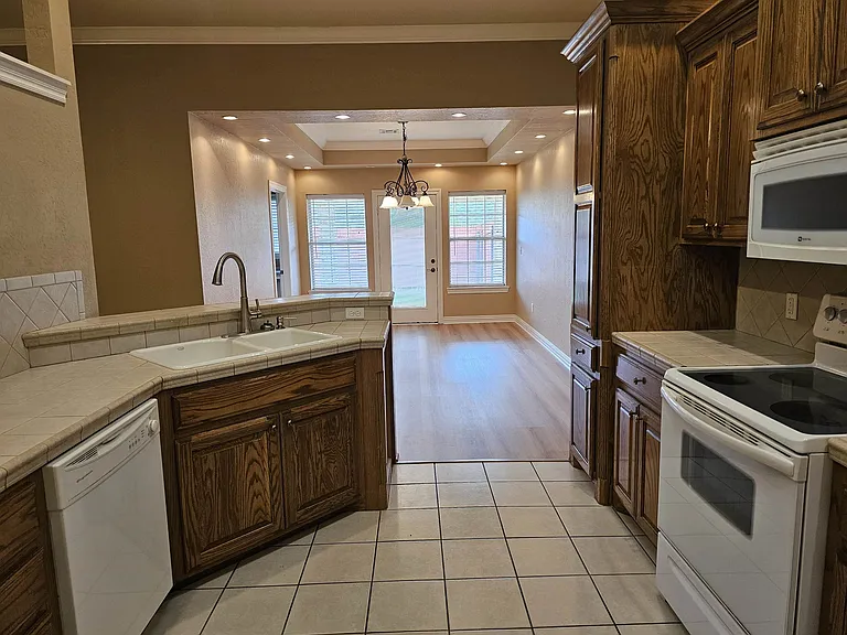 3208 Paloma Dr — Photo 5