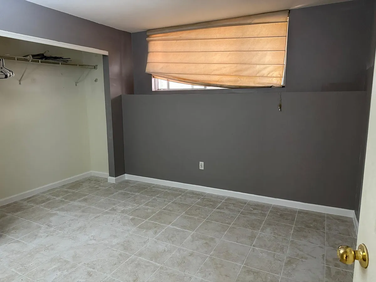 Building Photo - Meadow Ln