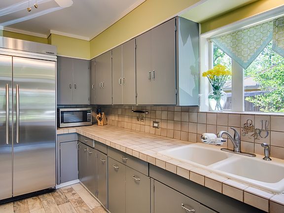 5th image of 114 Larchmont Dr