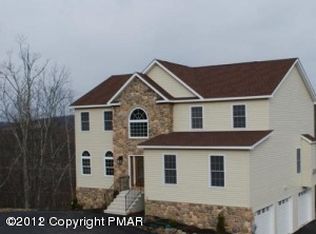15 Fernwood Dr, Bushkill, PA 18324