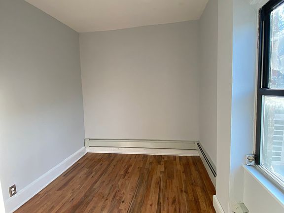 4th image of 328 Halsey St Suite 1