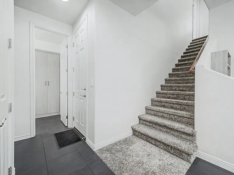 2435 Cordoba Bluff Ct — Photo 7