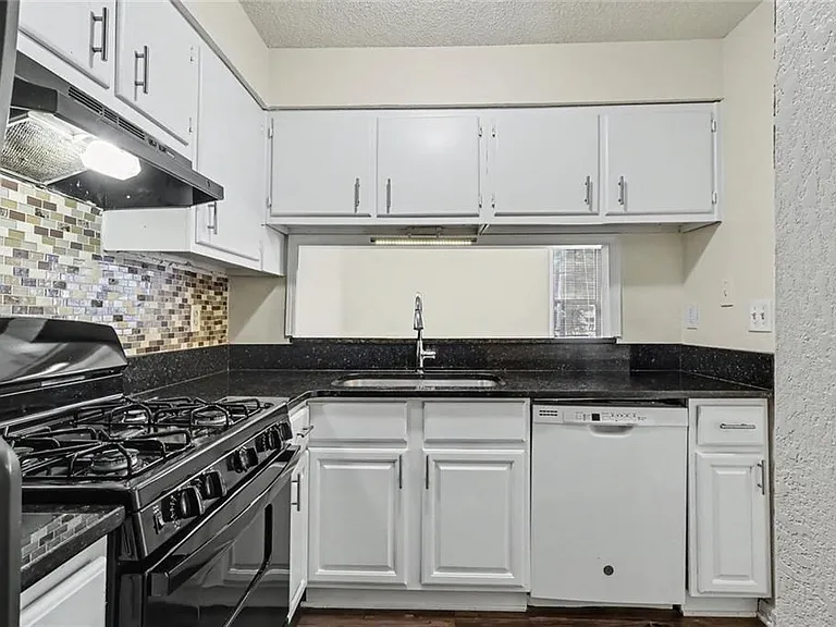2623 Dorian Dr #D — Photo 9