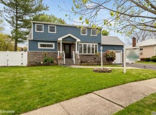 90 N Queens Ave, Massapequa, NY 11758