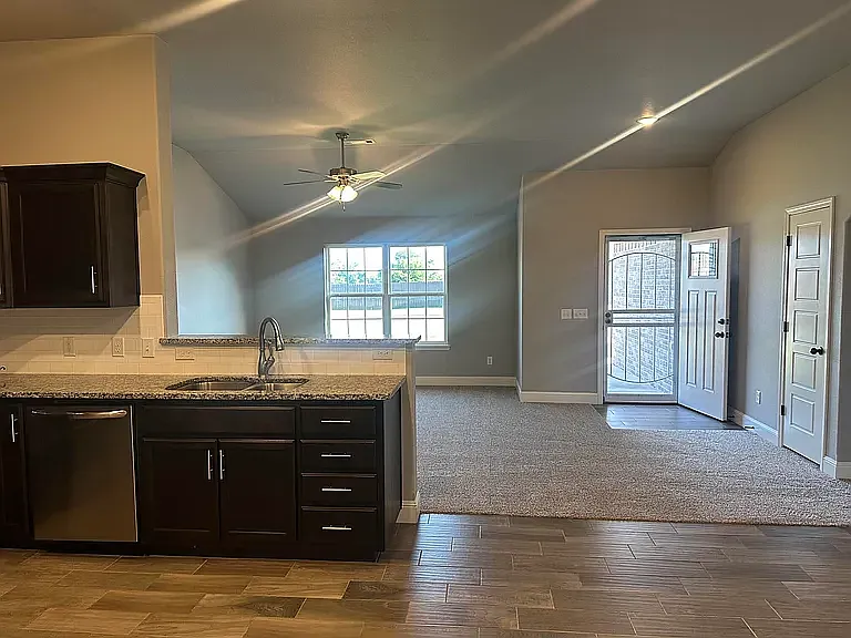 3 bed, 1467 sqft, $1,750 — Photo 3