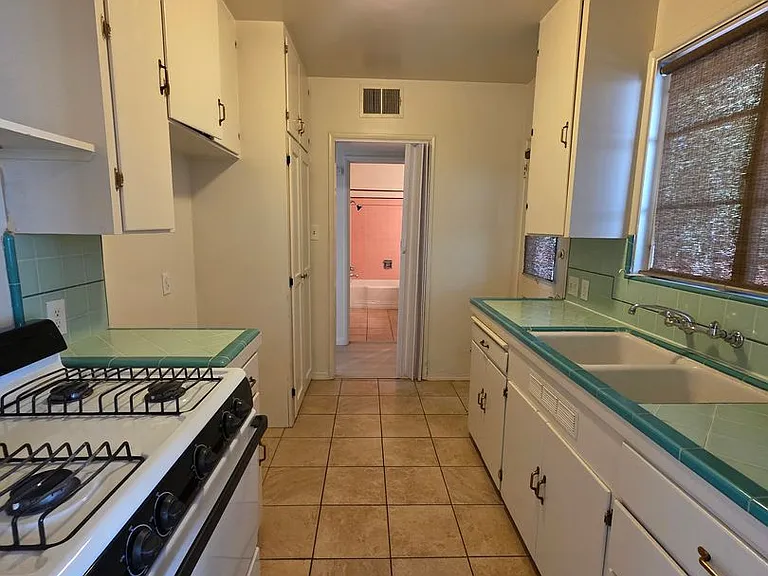2904 Sunset Ave - Apartment — Photo 11
