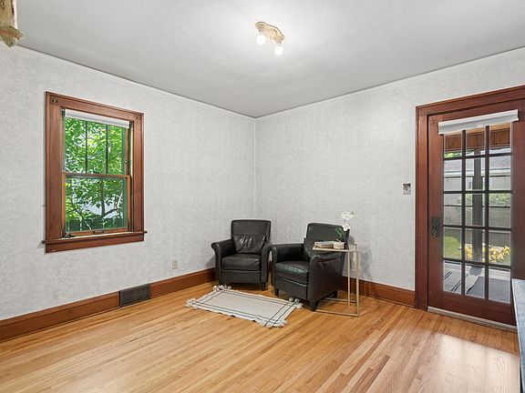 5th image of 950 Hawthorne Ave E