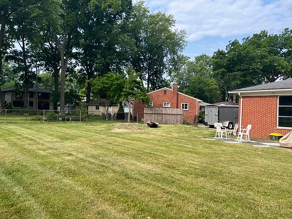 3rd image of 722 Fairway Dr