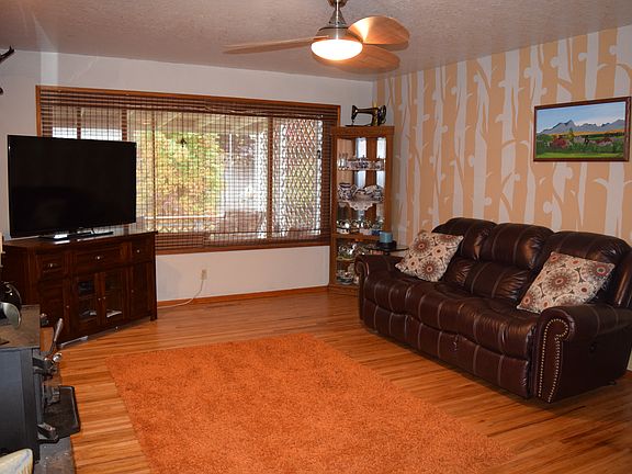3rd image of 1383 NE Oleander Ln