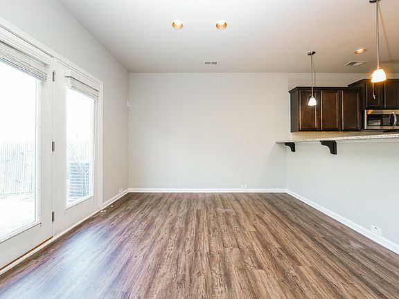 4th image of 2419 Oakleaf Cir