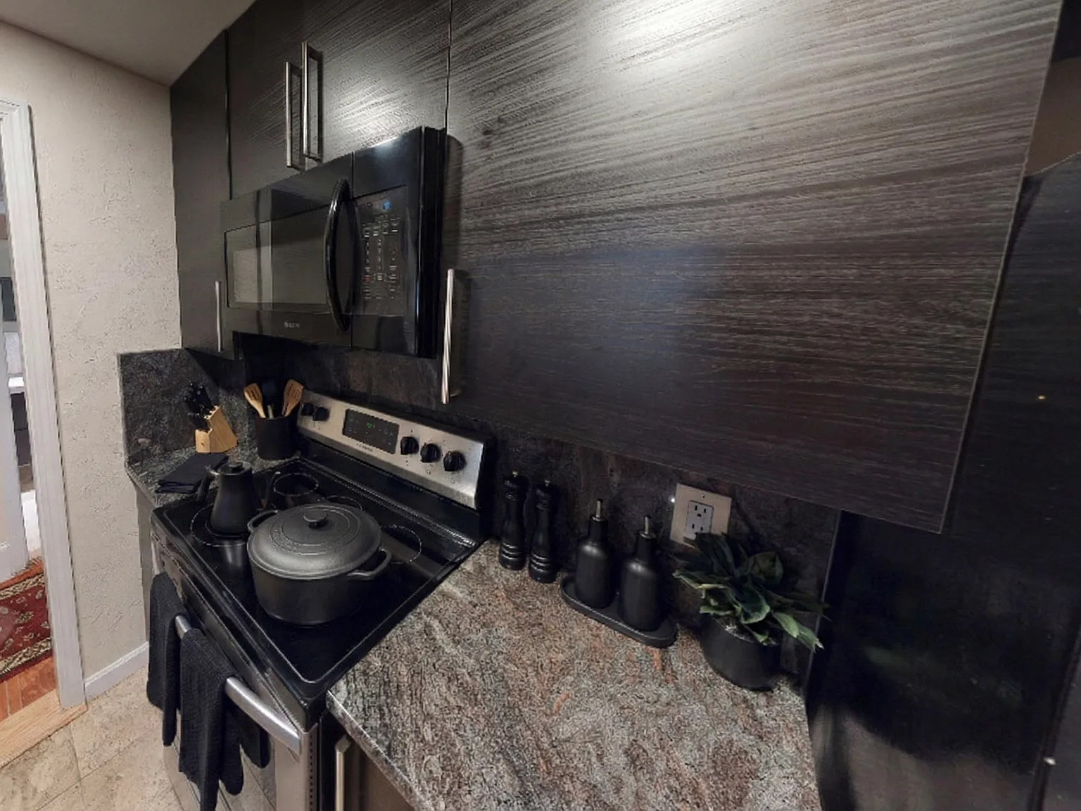 Studio, 550 sqft, $2,500 — Photo 3