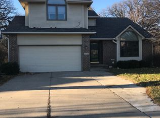 6143 Oakwood Dr, Urbandale, IA 50322