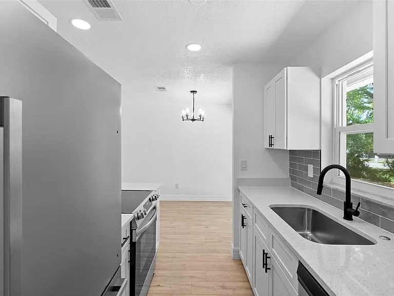 2240 Conway Dr — Photo 13