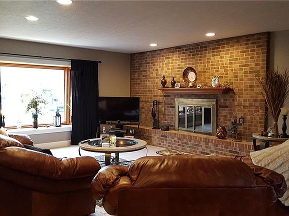 5th image of 695 Garden Pl
