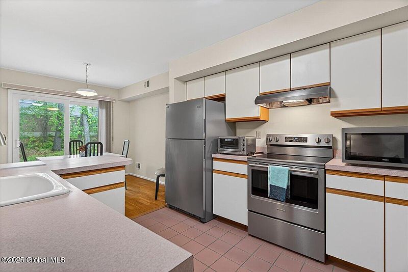 4th image of 517 Highwood Circle