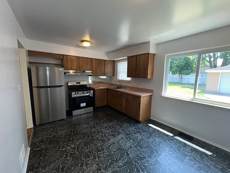 25563 Baker St — Photo 6