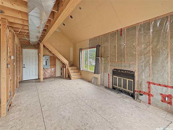 4th image of 403 Smith CRESCENT