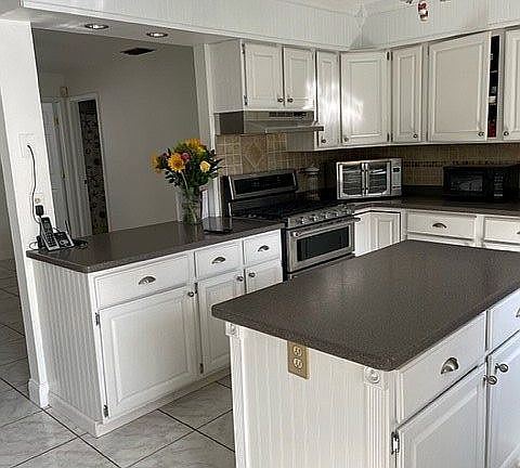 Kitchen with island