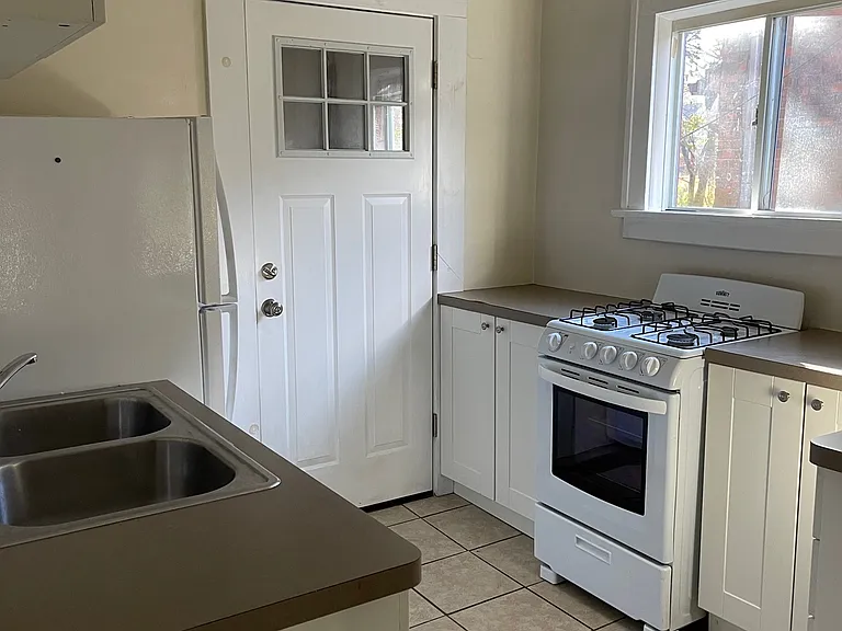 1681 Oak St #B — Photo 2
