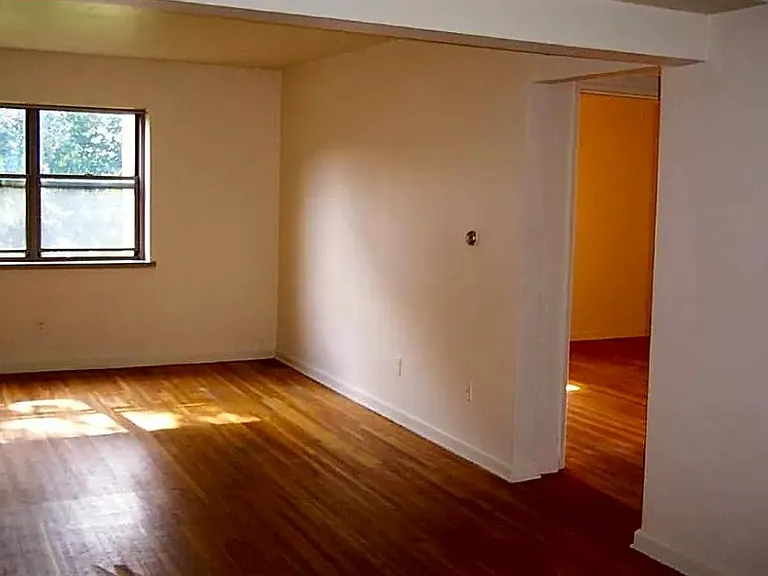2052 Monroe Ave #5 — Photo 2