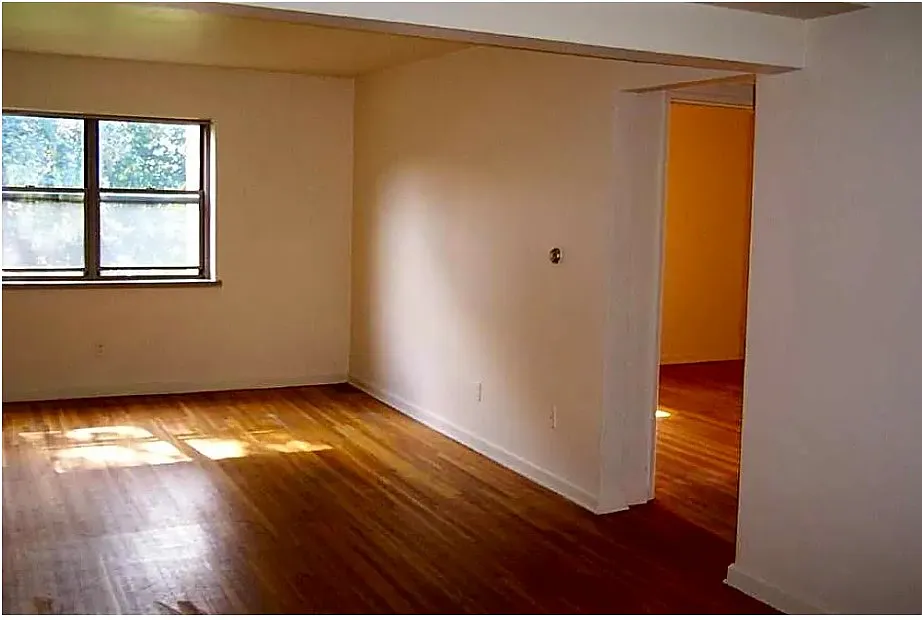 Building Photo - 2052 Monroe Ave #5