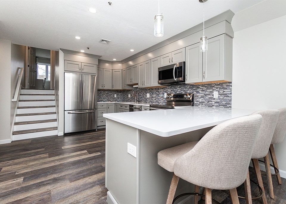 1st image of 4 Duck Pond Rd APT 203
