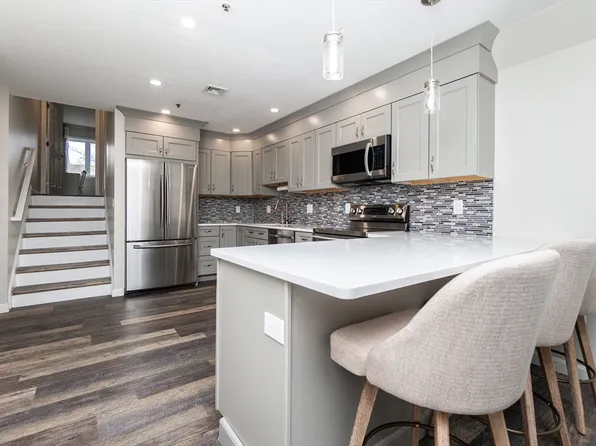 4 Duck Pond Rd APT 203, Beverly, MA 01915