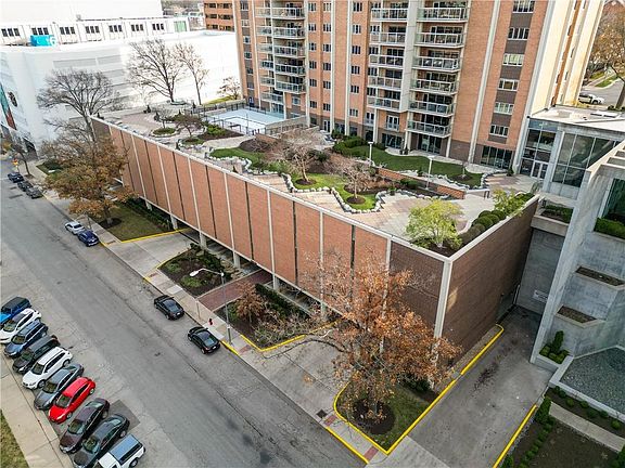 2nd image of 121 W 48th St #100