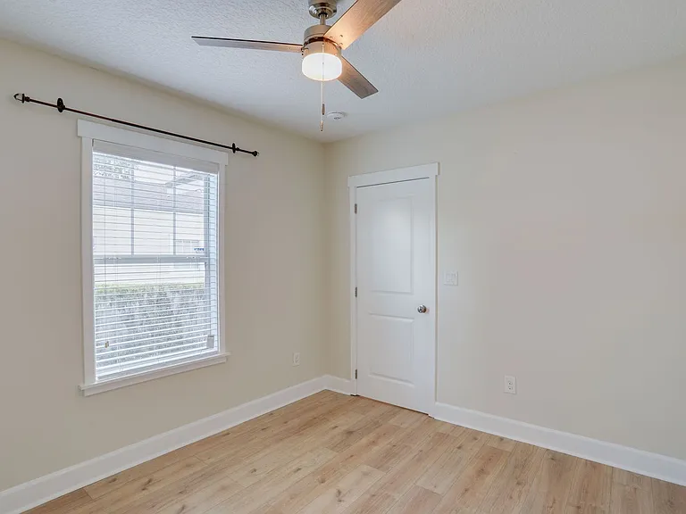 1033 N Hampton Ave — Photo 15