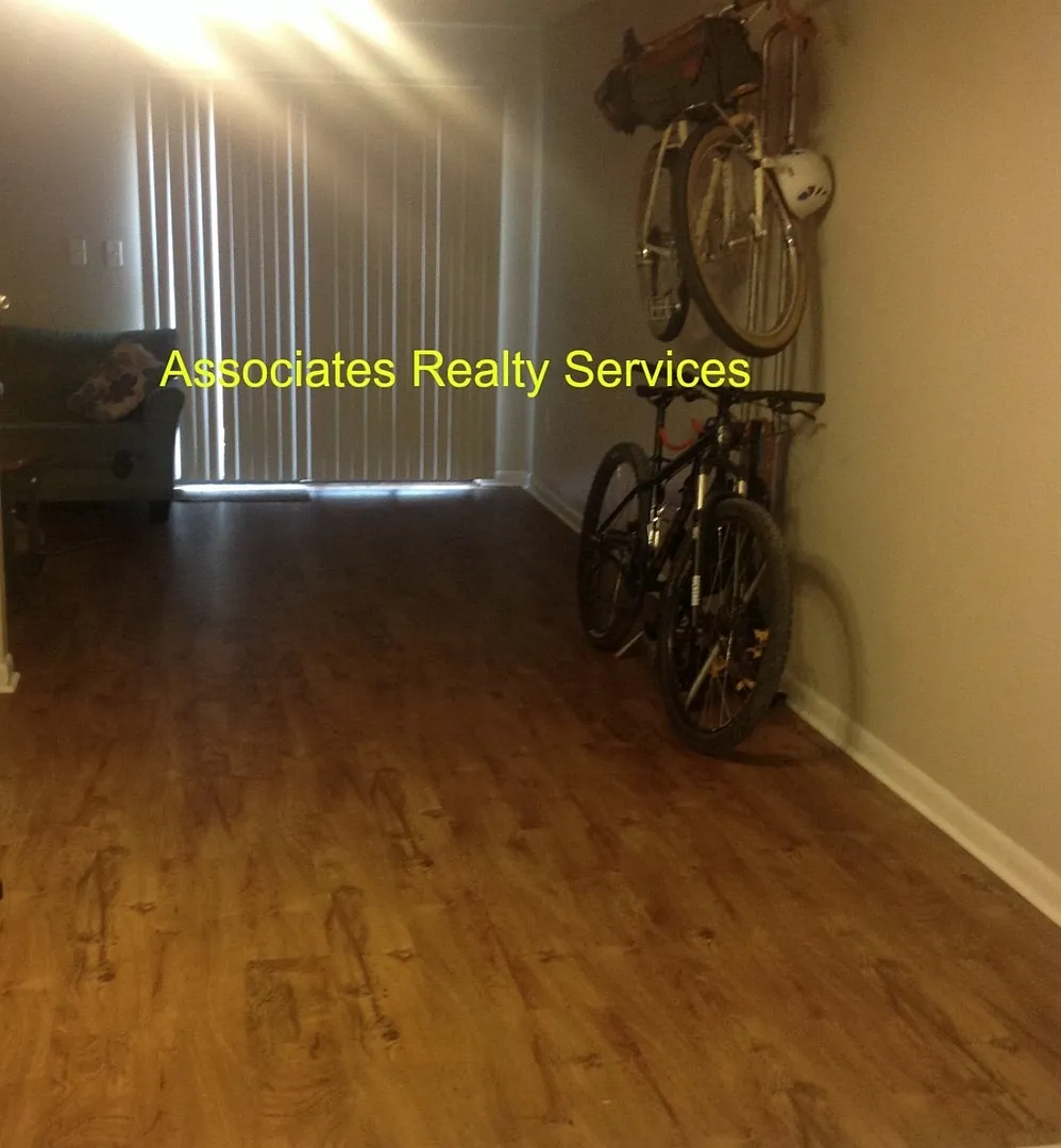 End unit in Tiffany, Look! SubLease — Photo 1