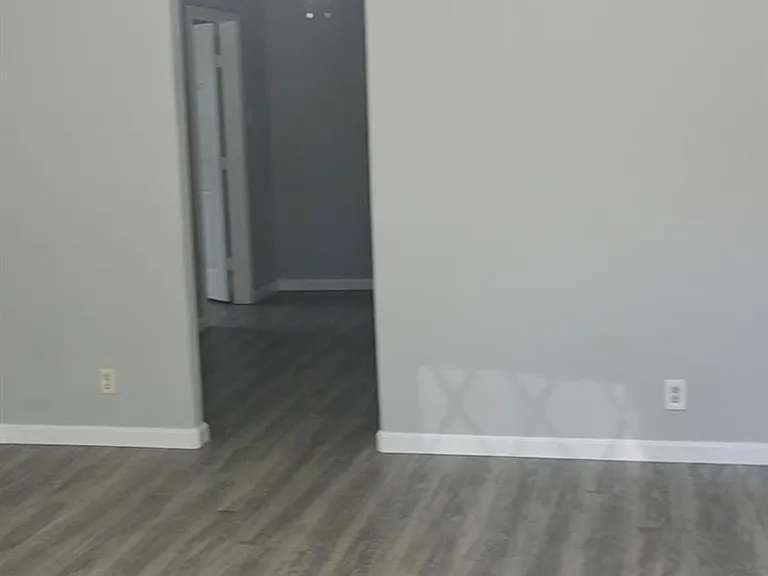 407 E Homan St — Photo 15