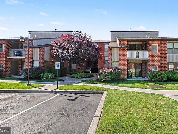 5th image of 1210 Hampton Hill Ct E
