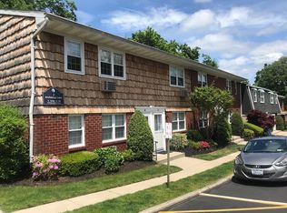 2 Anchorage Ln APT 1B, Oyster Bay, NY 11771