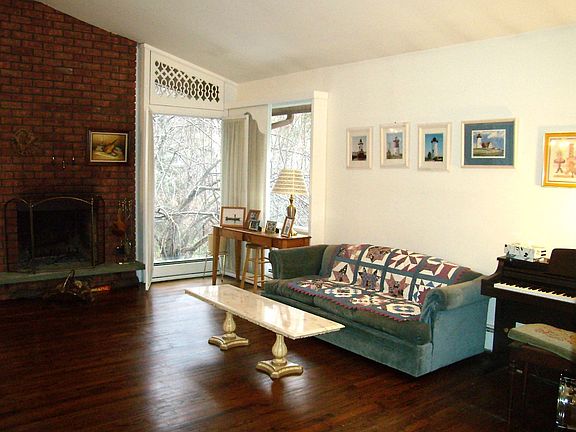 Living Room w/18' Vaulted Ceiling