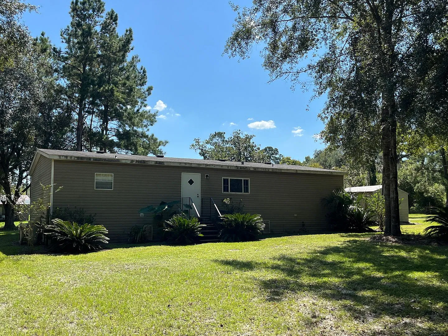 Country Living at it's finest! 4 Bedroom, 2 bath Manufactured home on 1 acre — Photo 1